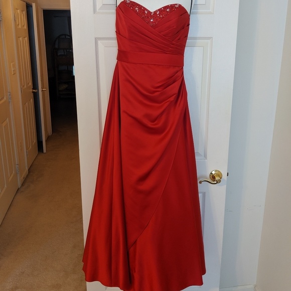 Formal Dress - Picture 1 of 3